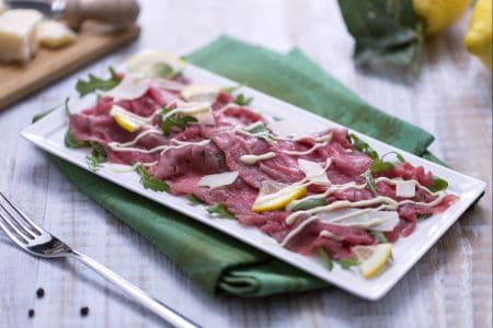 Carpaccio de boeuf avec roquette et parmesan