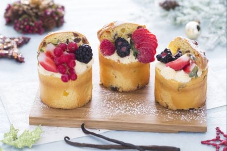 Petits panettones farcis de crème, chantilly et fruits