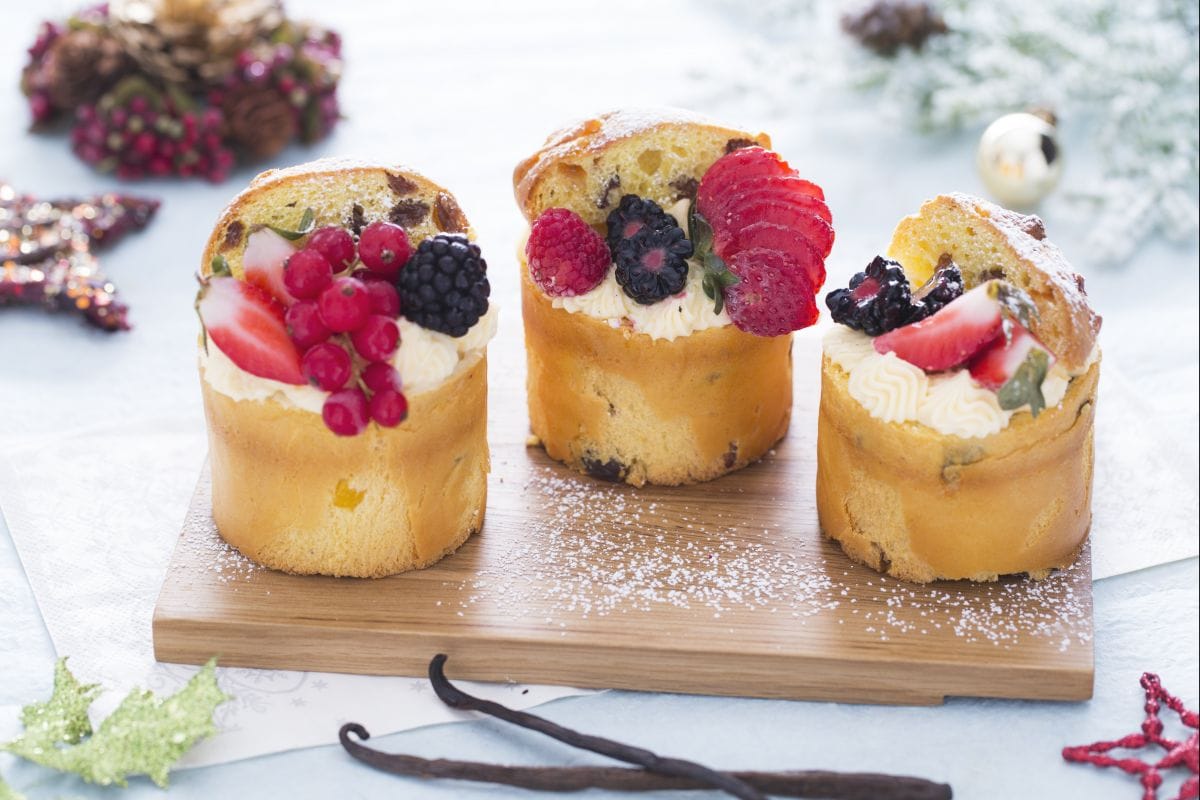 Petits panettones farcis de crème, chantilly et fruits