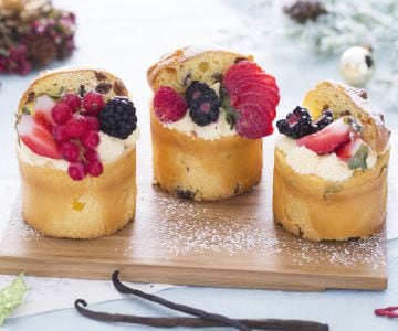 Petits panettones farcis de crème, chantilly et fruits