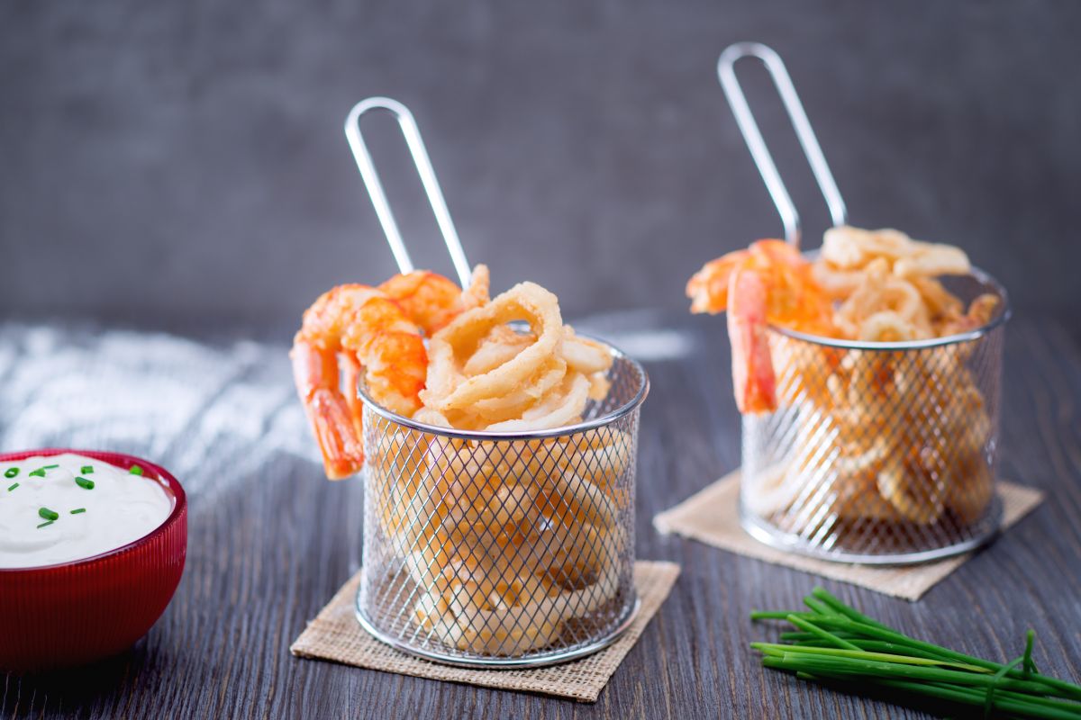 Friture mixte de calamars et crevettes avec sauce mayonnaise et yaourt