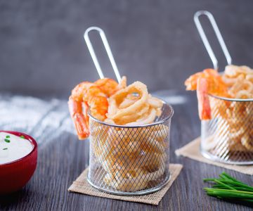 Friture mixte de calamars et crevettes avec sauce mayonnaise et yaourt