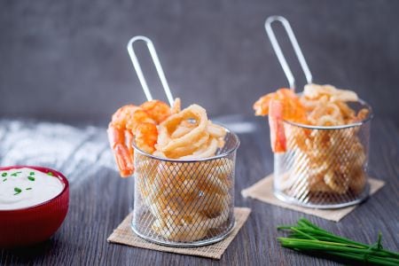 Friture mixte de calamars et crevettes avec sauce mayonnaise et yaourt