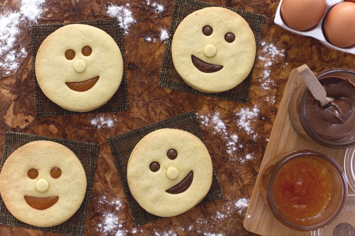 Visages de pâte sablée avec chocolat et confiture