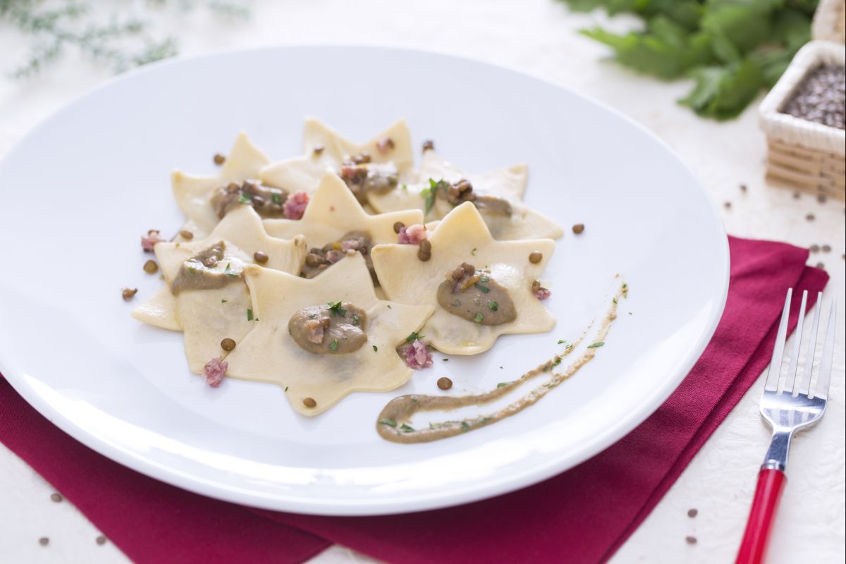 Raviolis au cotechino avec sauce aux lentilles