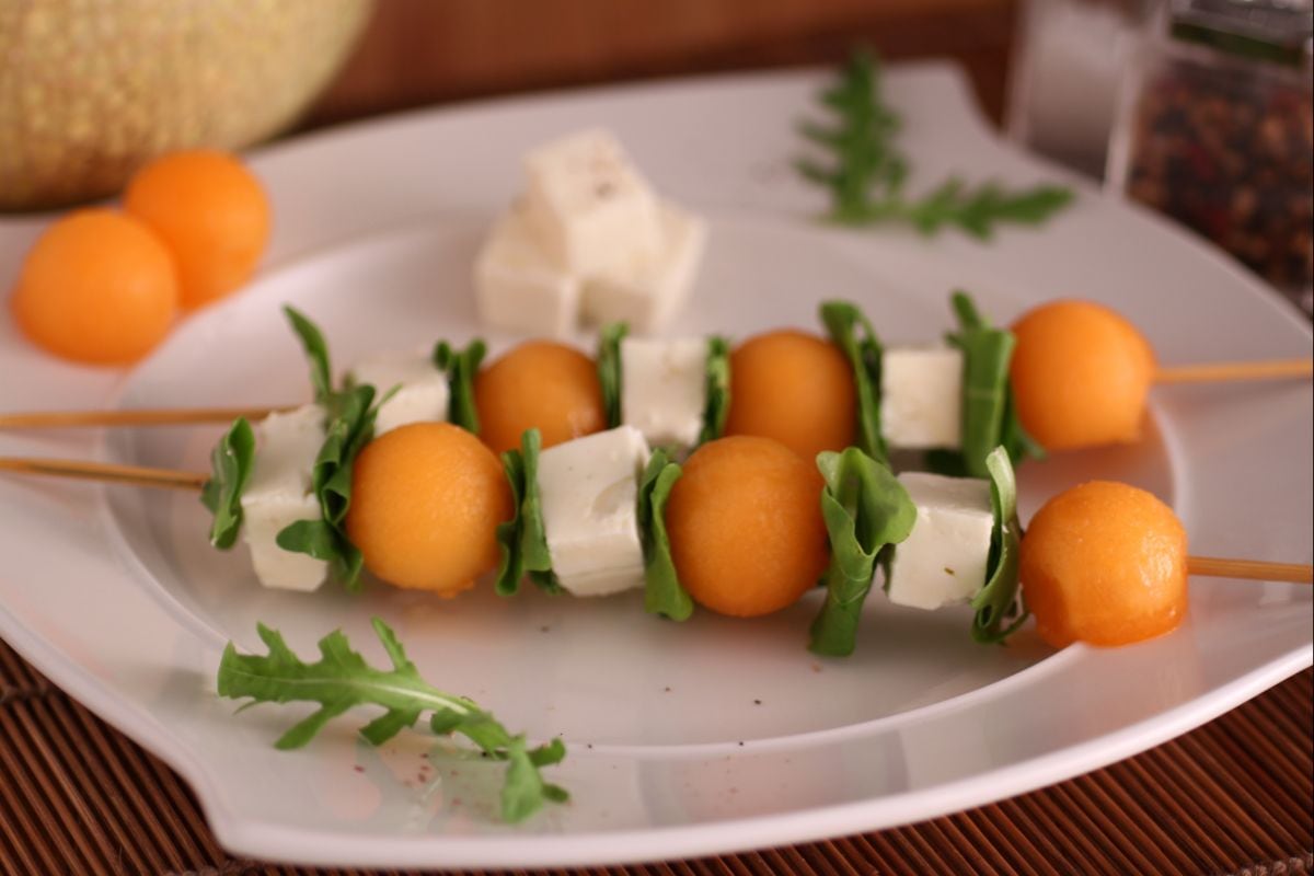 Brochettes de melon, feta et roquette