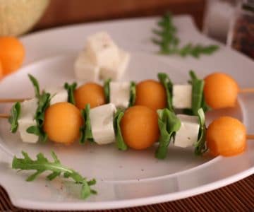 Brochettes de melon, feta et roquette