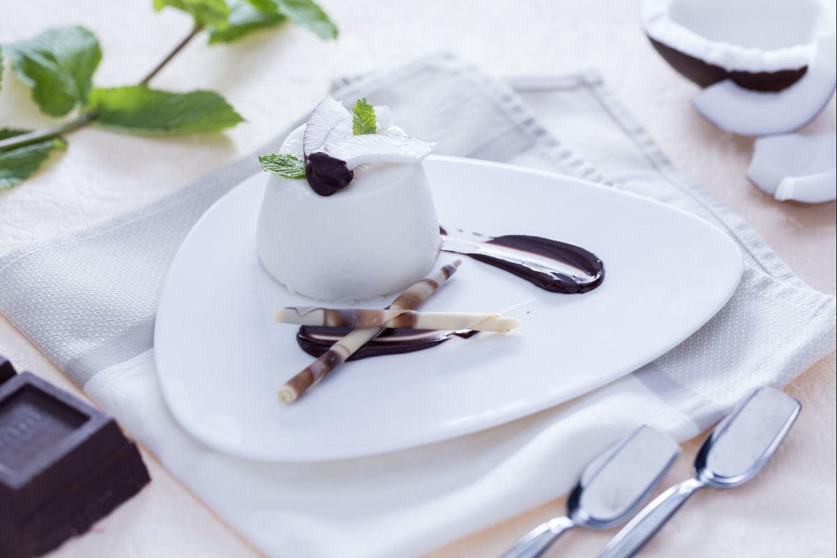 Panna cotta à la noix de coco avec sauce au chocolat