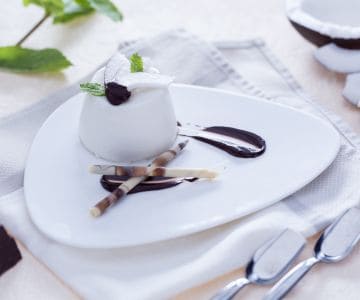 Panna cotta à la noix de coco avec sauce au chocolat