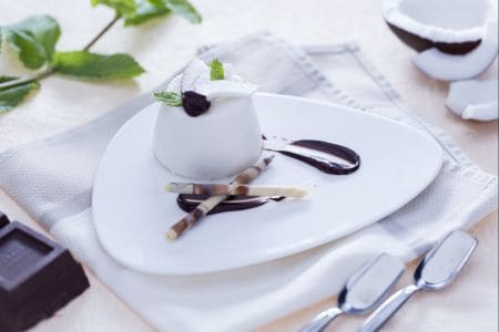 Panna cotta à la noix de coco avec sauce au chocolat