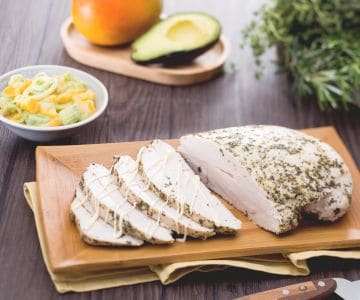 Dinde aux herbes et salade exotique