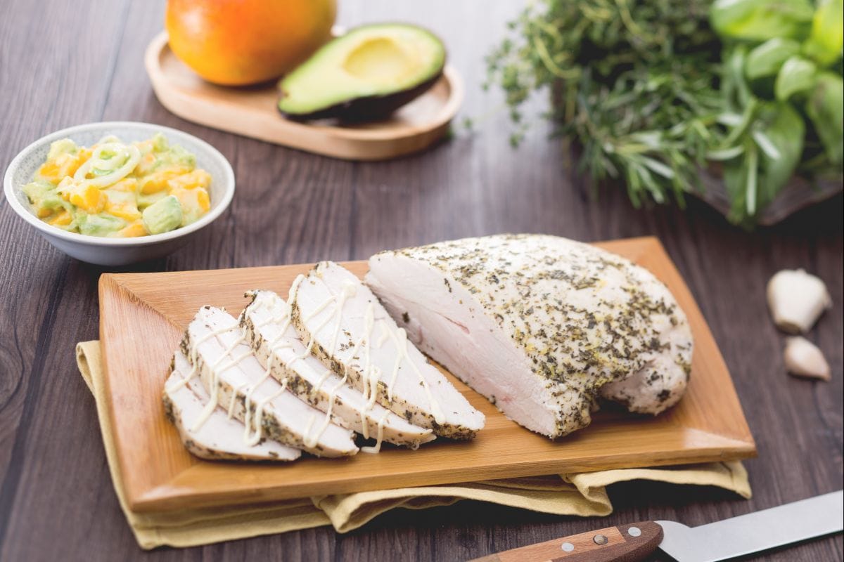 Dinde aux herbes et salade exotique