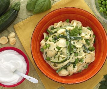 Orecchiette au yaourt avec des courgettes