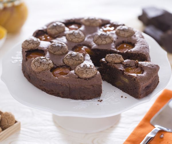 Gâteau au chocolat avec abricots et amaretti
