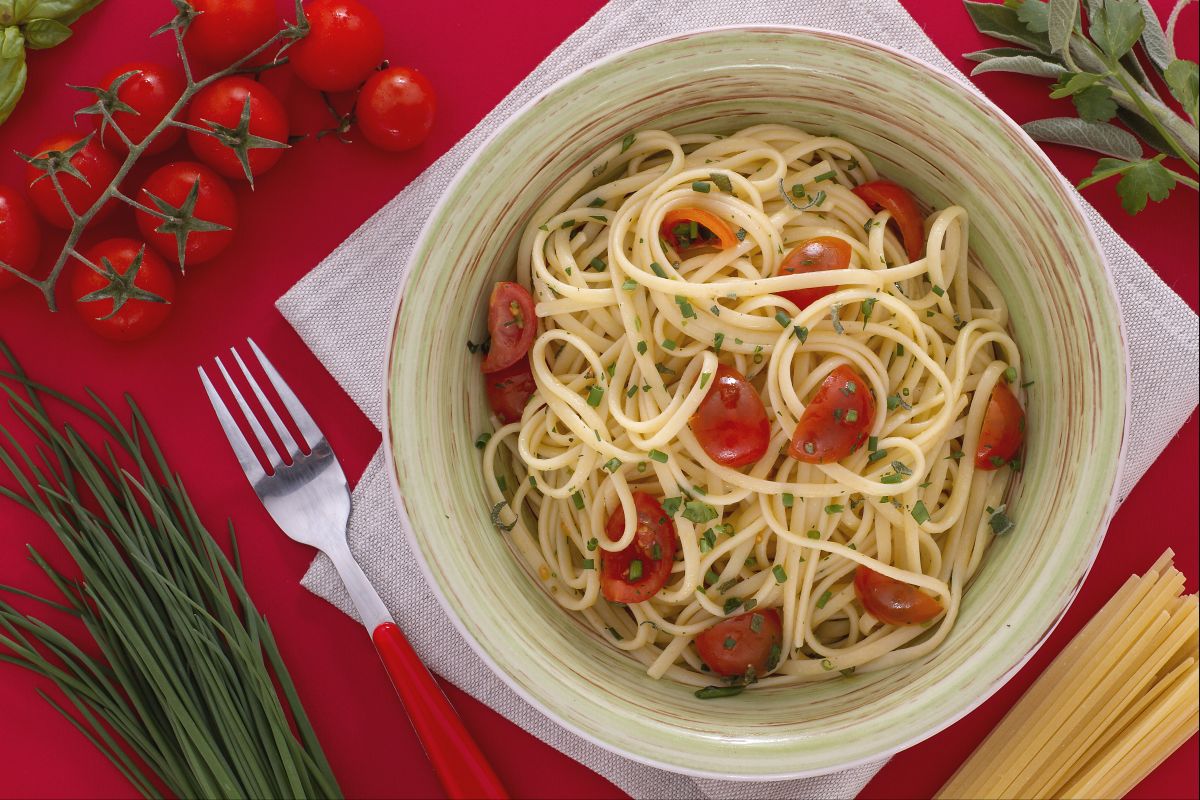 Linguine aux herbes mixtes, tomates cerises et huile épicée