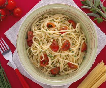 Linguine aux herbes mixtes, tomates cerises et huile épicée