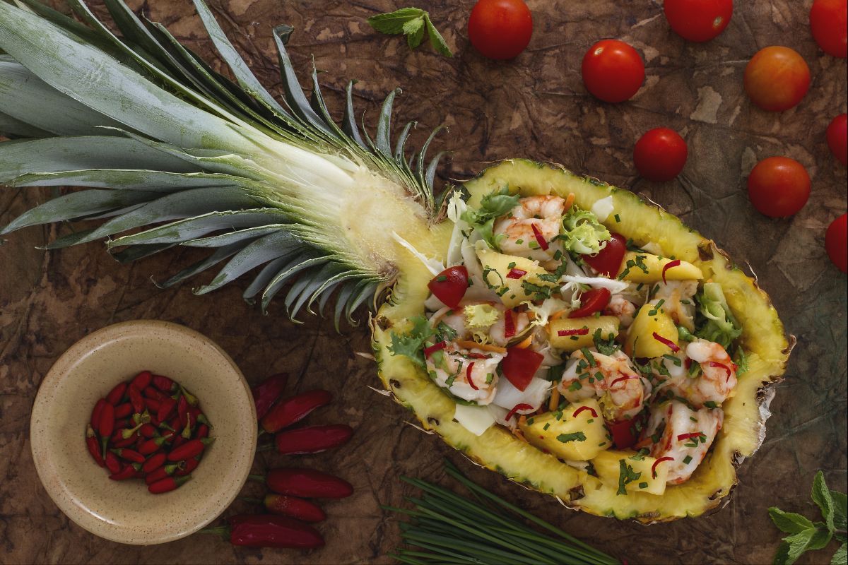 Salade aux crevettes dans l'ananas