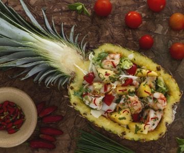 Salade aux crevettes dans l'ananas