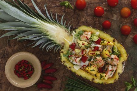 Salade aux crevettes dans l'ananas