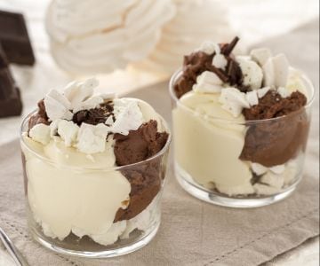 Coupe au mascarpone avec chocolat et meringues
