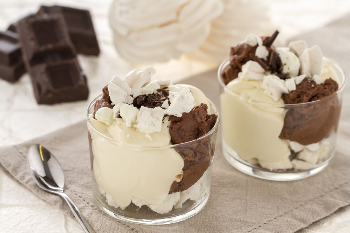 Coupe au mascarpone avec chocolat et meringues