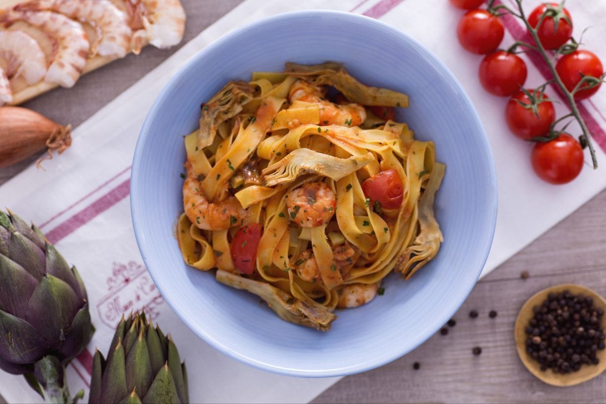 Fettuccine aux artichauts et queues de crevettes