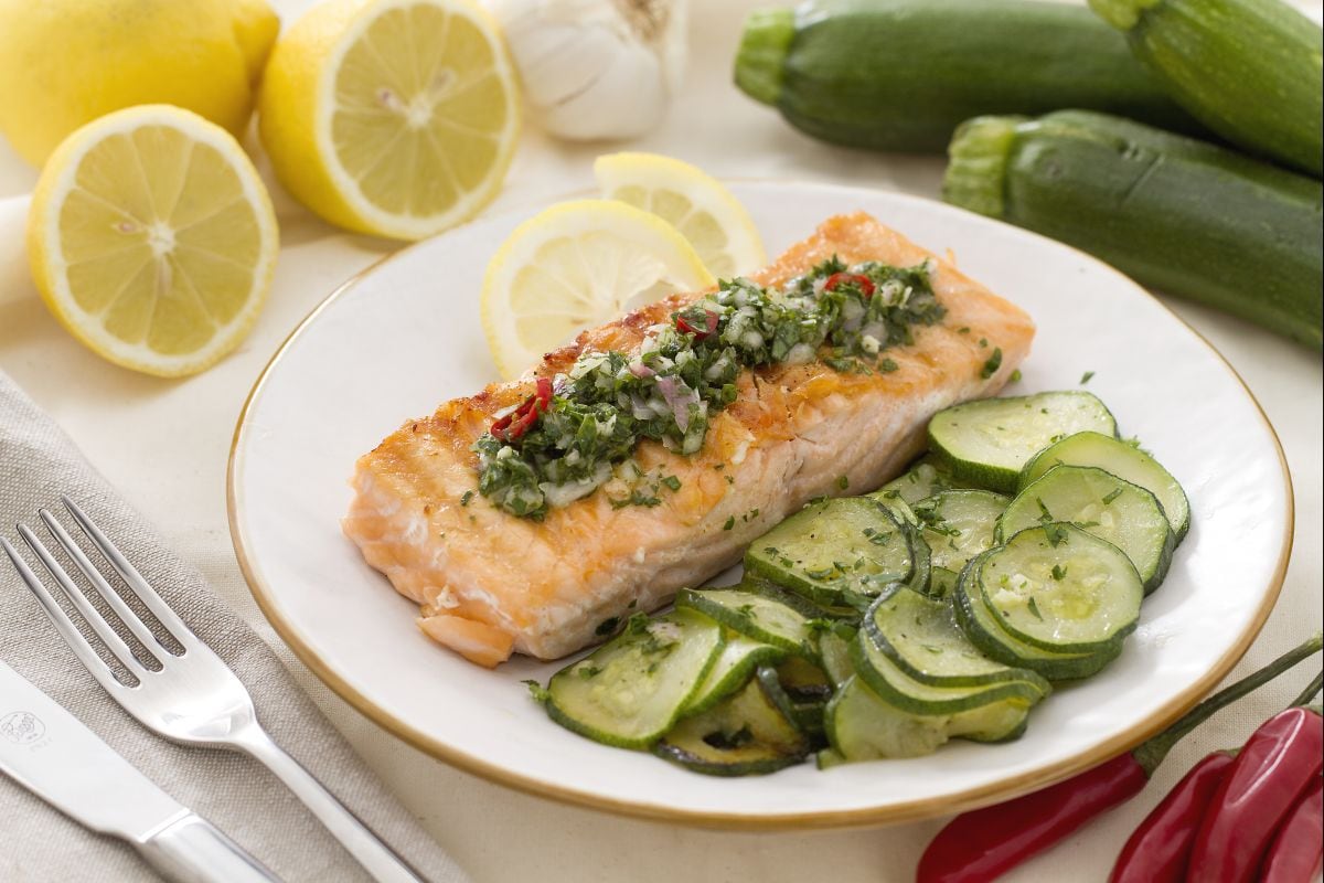 Saumon grillé avec sauce au persil