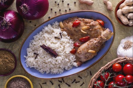 Ragoût épicé de poulet et cacahuètes