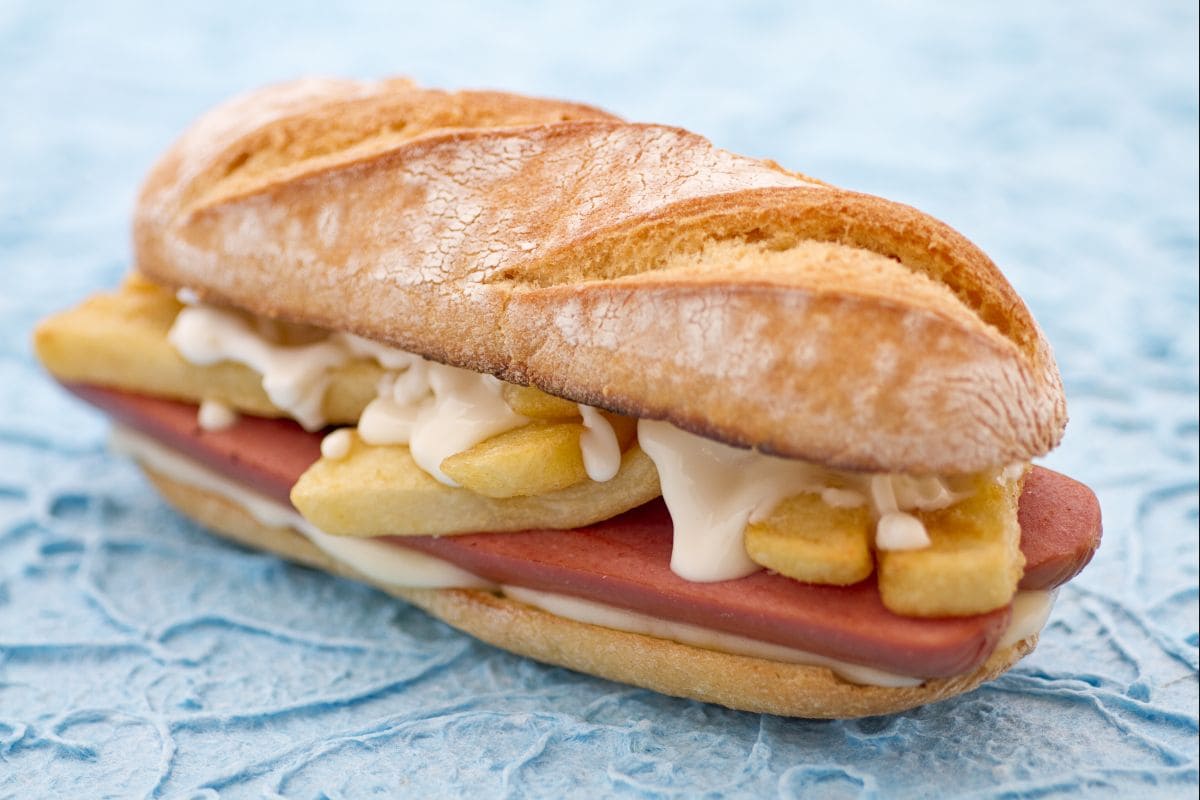 Sandwich saucisse et frites