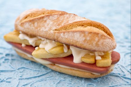 Sandwich saucisse et frites