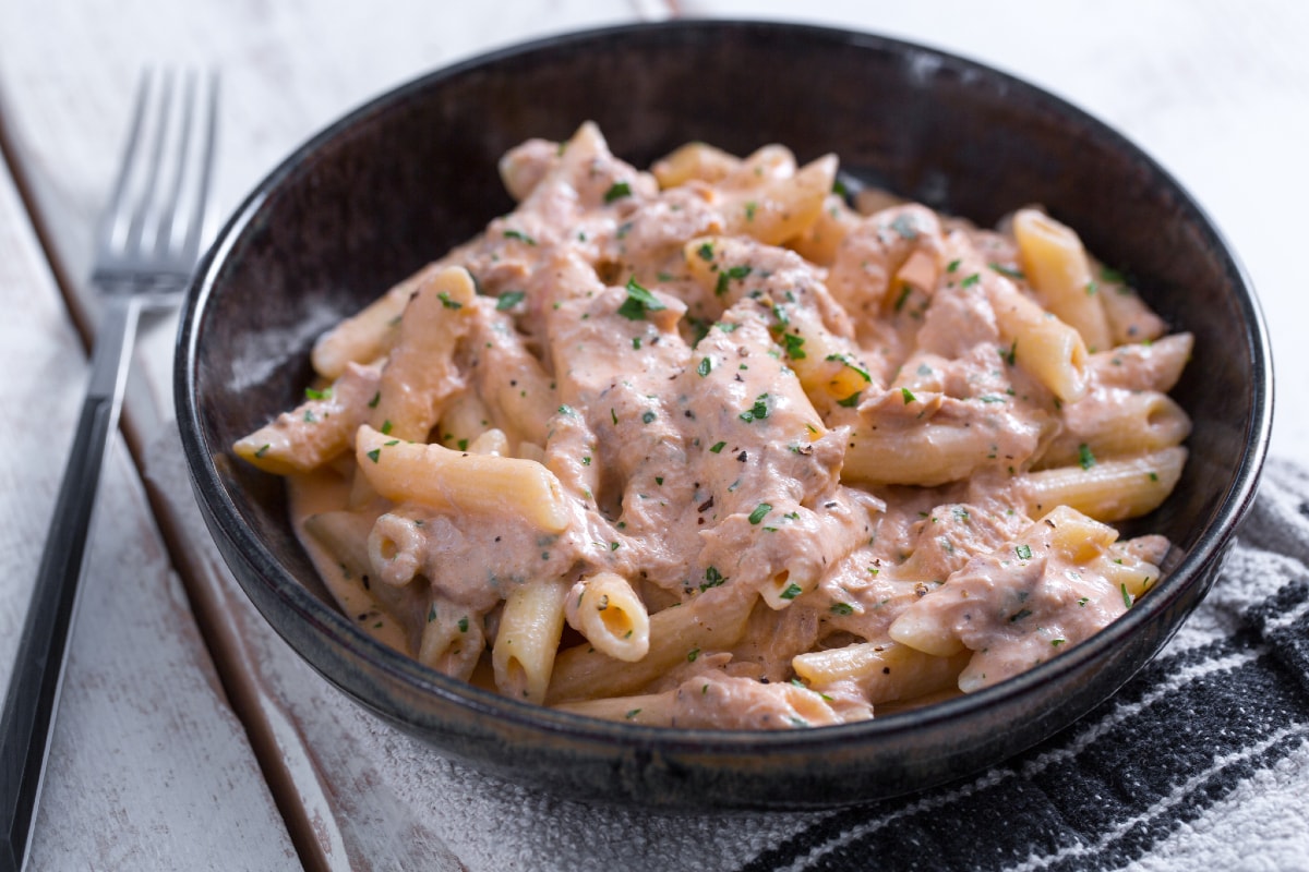 Penne à la crème avec du thon