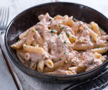 Penne à la crème avec du thon