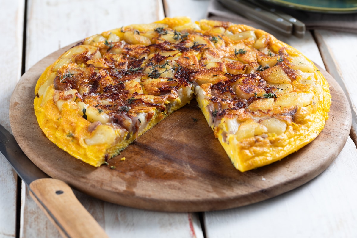 Omelette aux pommes de terre et aux oignons