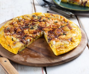 Omelette aux pommes de terre et aux oignons