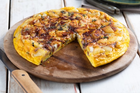 Omelette aux pommes de terre et aux oignons