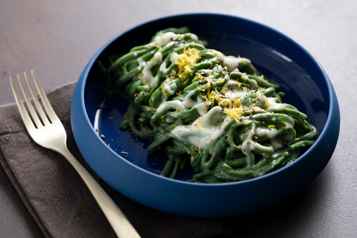 Spaghetti à la guitare verts avec pecorino et poivre
