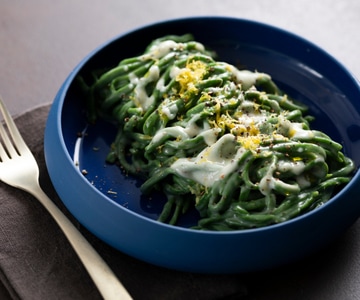 Spaghetti à la guitare verts avec pecorino et poivre