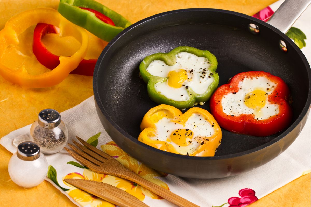 Fleurs de poivrons avec des œufs