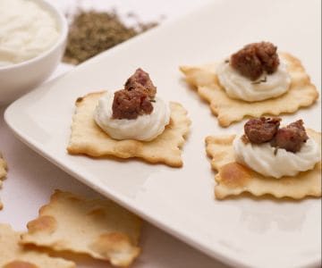 Feuilletés à la saucisse luganega croustillante et stracchino