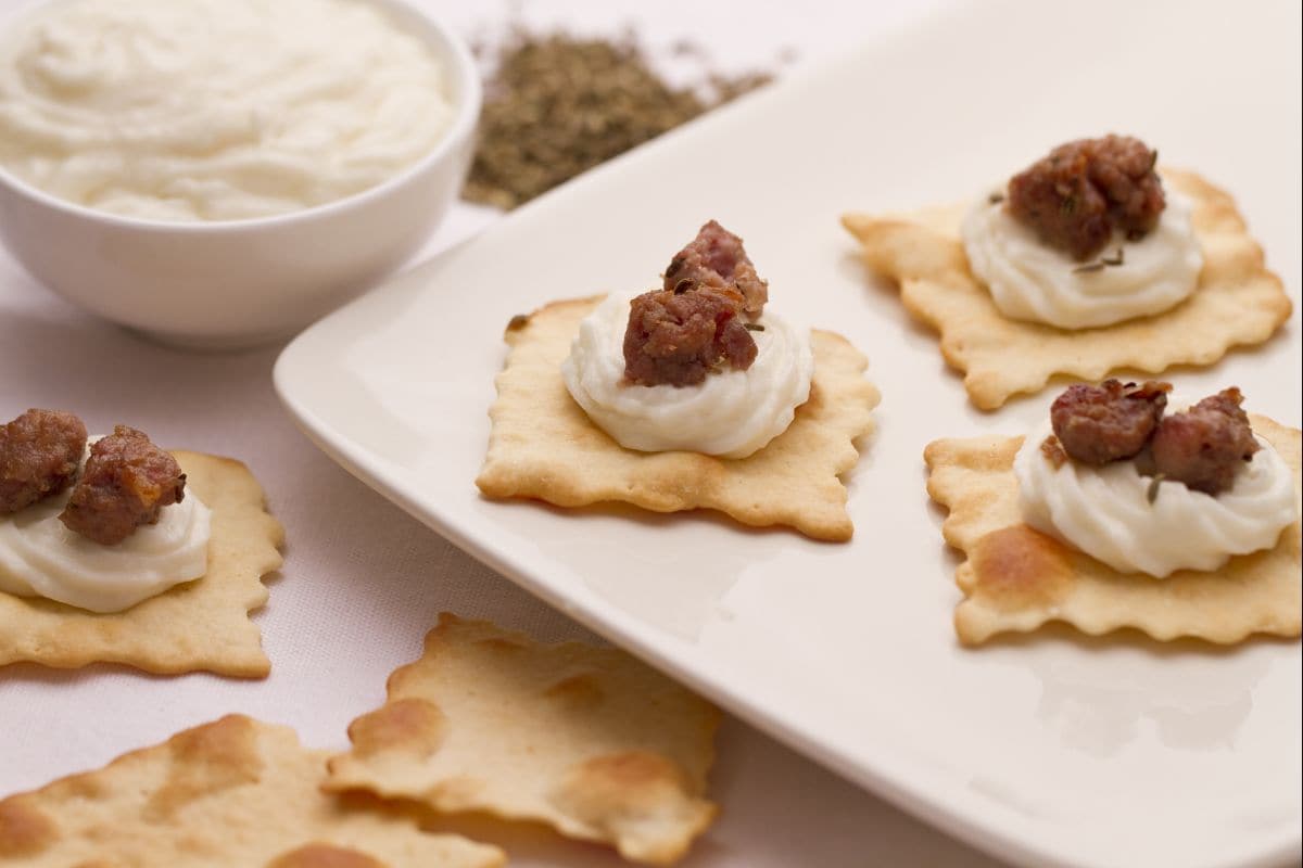Feuilletés à la saucisse luganega croustillante et stracchino