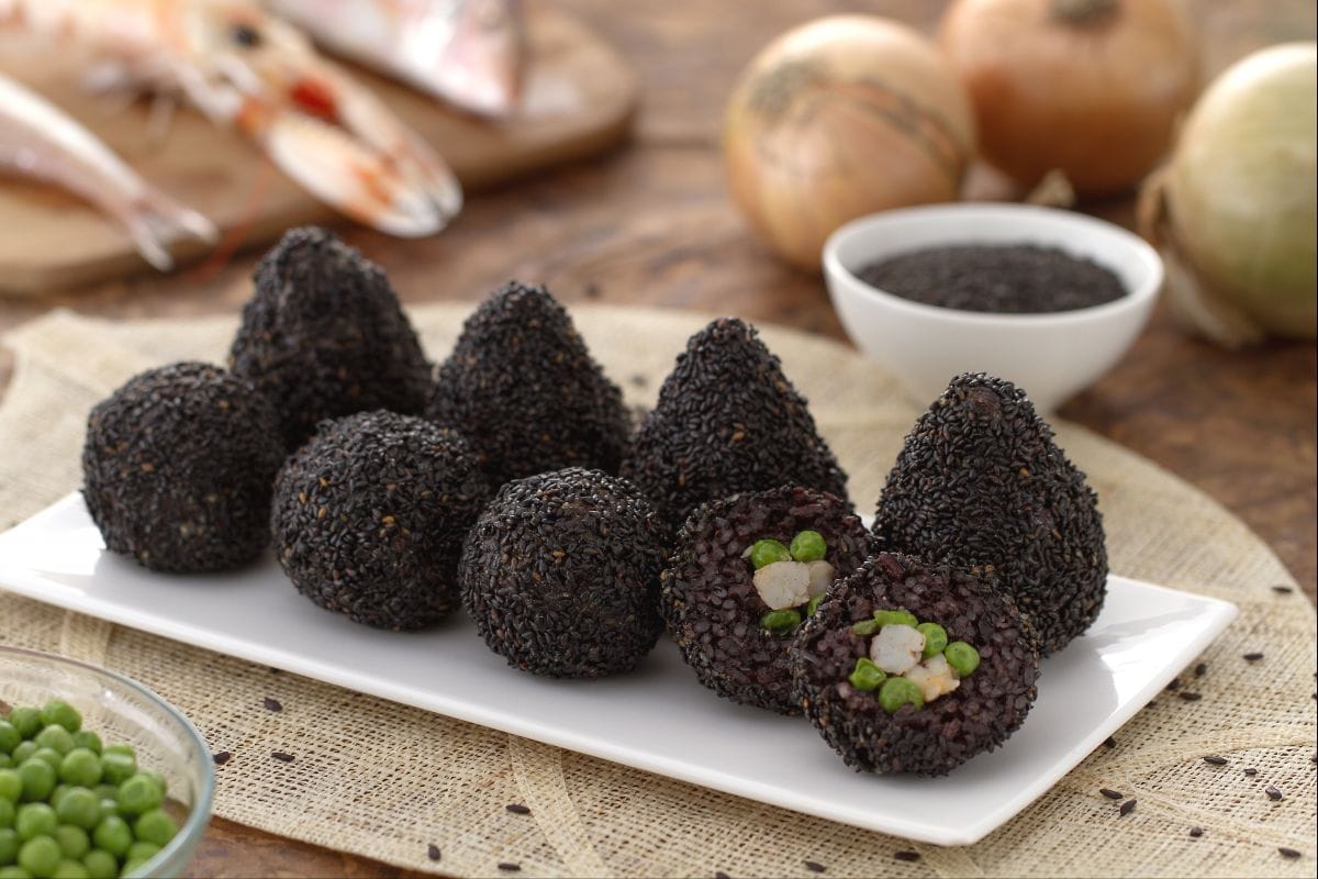 Arancini di riso venere e pesce