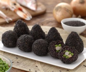 Arancini di riso venere e pesce