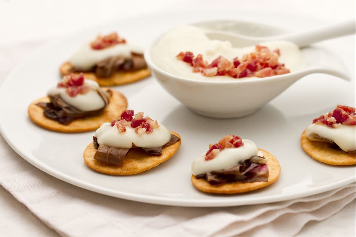 Spianatine avec crème d'asiago, radicchio et pancetta