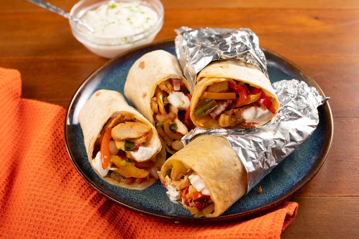 Fajitas de poulet et dés de lard fumé