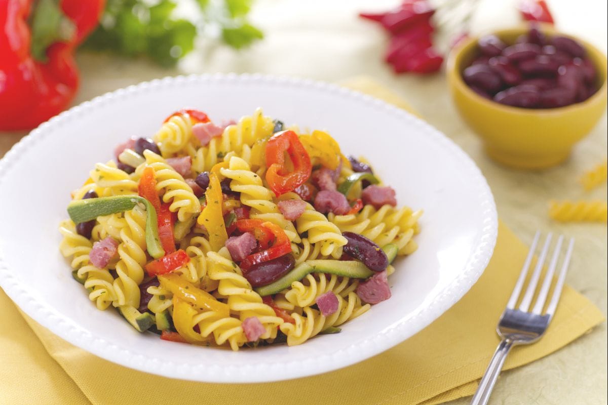 Salade de pâtes rustique et dés de lard fumé