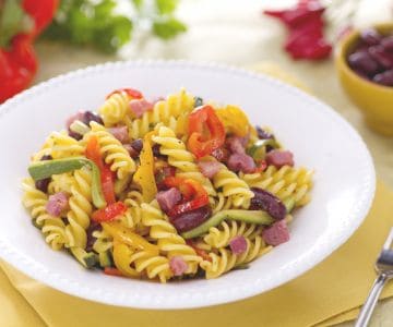 Salade de pâtes rustique et dés de lard fumé