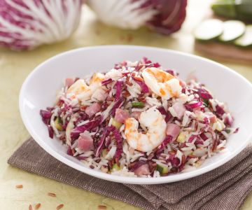 Salade de riz basmati et rouge avec dés de lardons doux