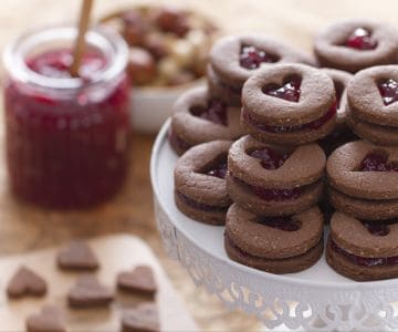 Petits biscuits au cacao et aux noisettes avec confiture