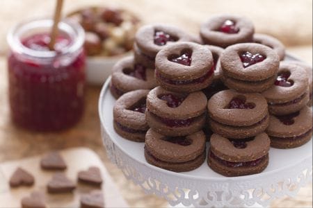 Petits biscuits au cacao et aux noisettes avec confiture