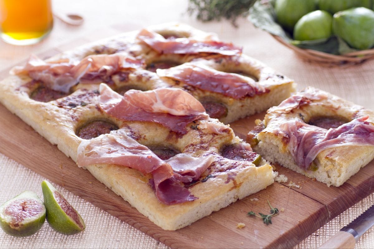 Focaccia au jambon cru et figues